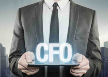 Homem de terno segura um tablet, sobre o aparelho, as letras CFO aparecem em 3D em fonte luminosa