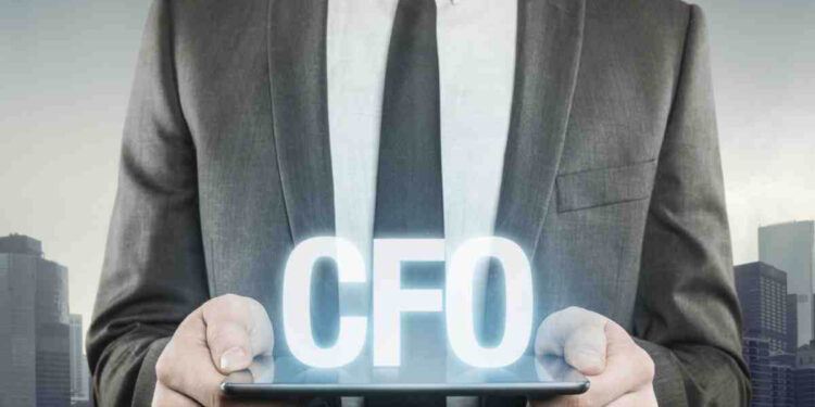 Homem de terno segura um tablet, sobre o aparelho, as letras CFO aparecem em 3D em fonte luminosa