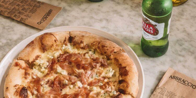 Em parceria com a Stella Artois, Abbraccio lança pizza de cerveja