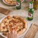 Em parceria com a Stella Artois, Abbraccio lança pizza de cerveja