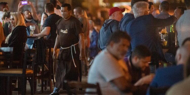 DF: decreto derruba limite de pessoas em mesas de bares e restaurantes