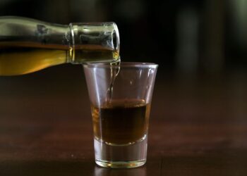 Impostos altos estimulam o crescimento do mercado ilegal de bebidas destiladas