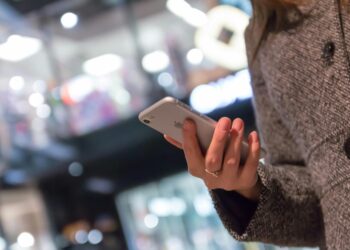 Confiança do comércio recua 3,8 pontos em outubro, diz FGV