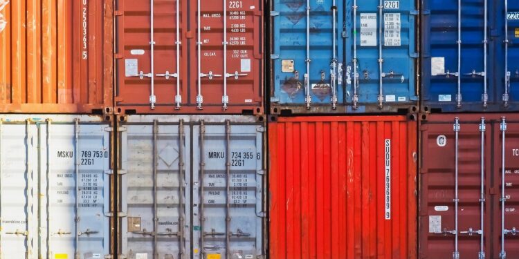 Balança comercial goiana cai pela metade em outubro