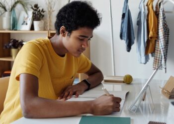 Senai-TO oferece vagas em cursos nas áreas de gestão, eletricidade e vestuário