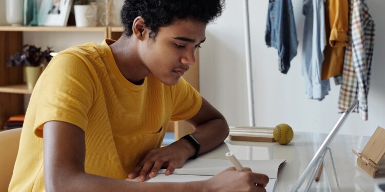 Senai-TO oferece vagas em cursos nas áreas de gestão, eletricidade e vestuário