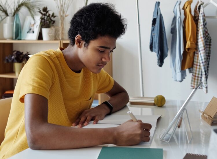 Senai-TO oferece vagas em cursos nas áreas de gestão, eletricidade e vestuário