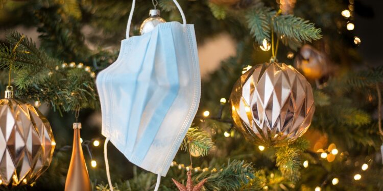 Pandemia impacta Natal dos brasileiros: 95% cortaram gastos e 77% diminuirão convidados