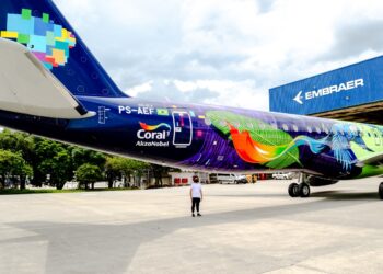 Parceria entre empresas cria o avião mais colorido da América do Sul
