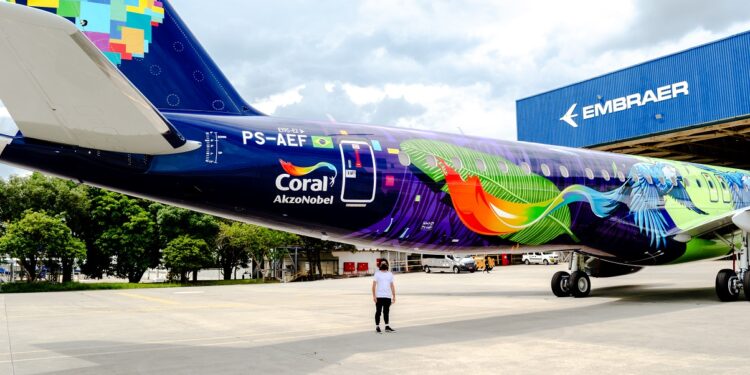 Parceria entre empresas cria o avião mais colorido da América do Sul