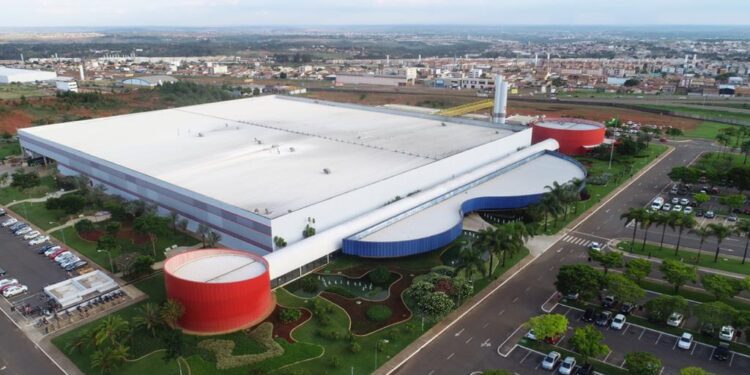 Farmacêutica no Distrito Federal está produzindo vacina russa contra a covid-19