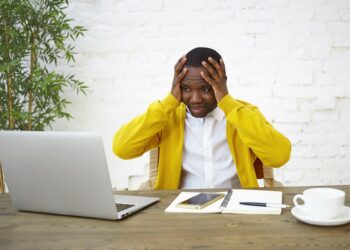 Metade dos brasileiros sofre de ansiedade no ambiente de trabalho, diz pesquisa