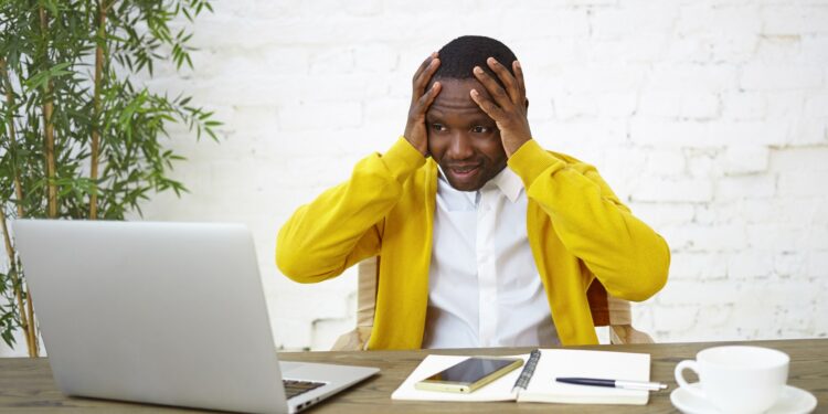 Metade dos brasileiros sofre de ansiedade no ambiente de trabalho, diz pesquisa