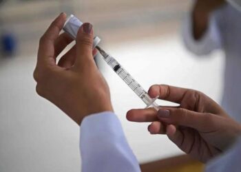 Trabalhador que recusar vacina pode ser demitido por justa causa, diz MPT