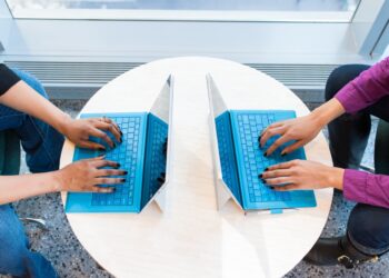 Trabalho digital cresce 5 vezes e ameaça direitos trabalhistas, alerta OIT