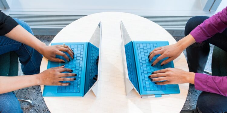 Trabalho digital cresce 5 vezes e ameaça direitos trabalhistas, alerta OIT