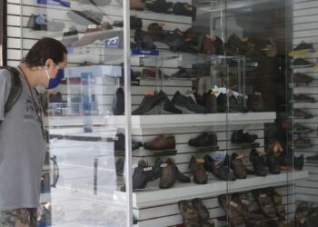 Falta de vacinação e demora no auxílio atingem otimismo do comércio, que tem queda em março