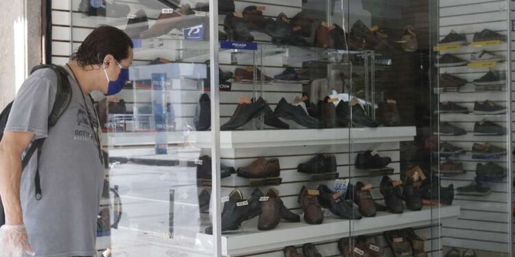 Falta de vacinação e demora no auxílio atingem otimismo do comércio, que tem queda em março