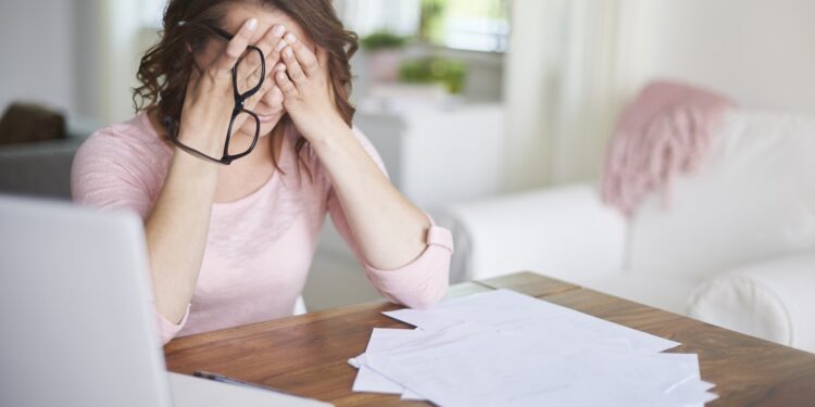 Pesquisa aponta que 59% dos brasileiros que trabalham em home office estão mais irritados