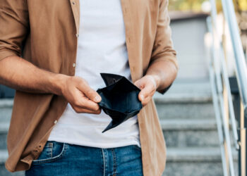 Vendas despencam, endividamento sobe e comércio clama por auxílio