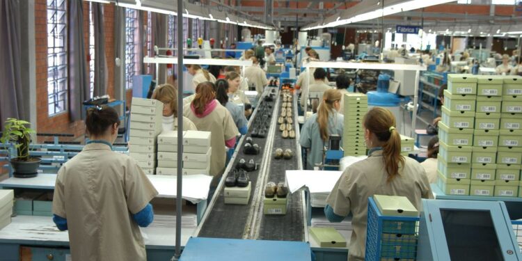 Segunda onda de Covid-19 interrompe recuperação e altas na indústria