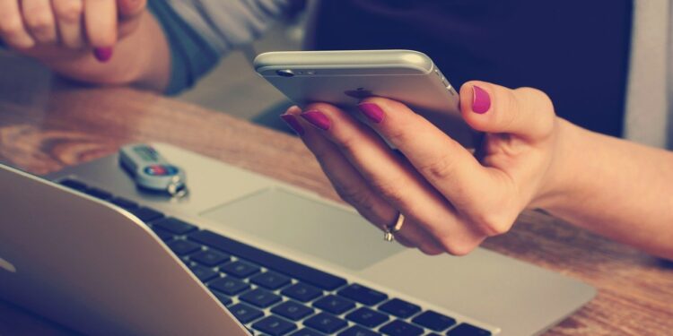 Brasileiro passa a comprar mais itens usados online; celulares lideram