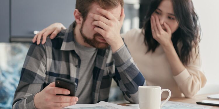 49% dos brasileiros precisaram buscar recursos financeiros extras na pandemia