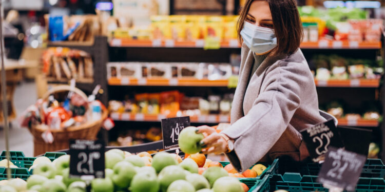 Racionalização de gastos altera jornada de compra dos brasileiros