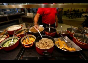 Crise leva ao fechamento de 40% dos restaurantes de comida a quilo no Brasil