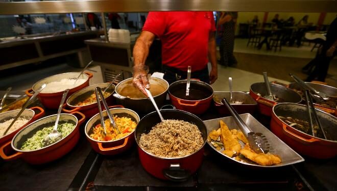 Crise leva ao fechamento de 40% dos restaurantes de comida a quilo no Brasil