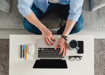 Pesquisa mostra onde estão as vagas para recém-formados e cargos que mais empregam