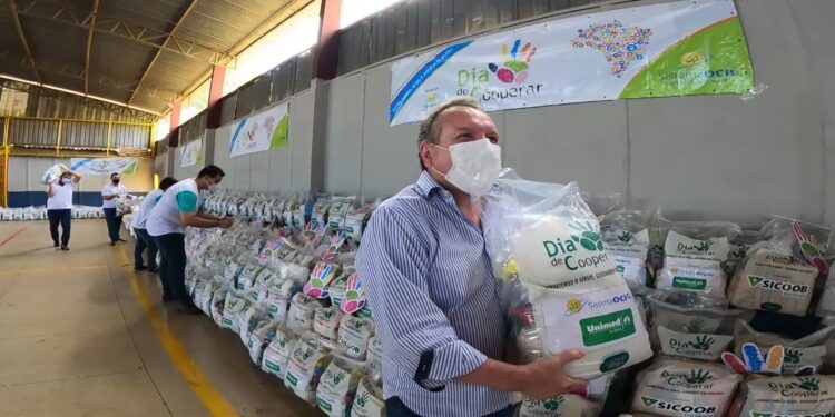 Sistema OCB/GO faz entrega de 700 cestas de alimentos para famílias carentes