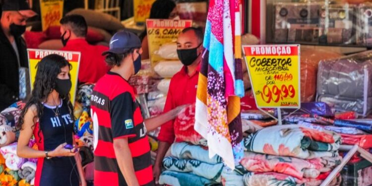 Comércio cresce e volta a contratar no Distrito Federal