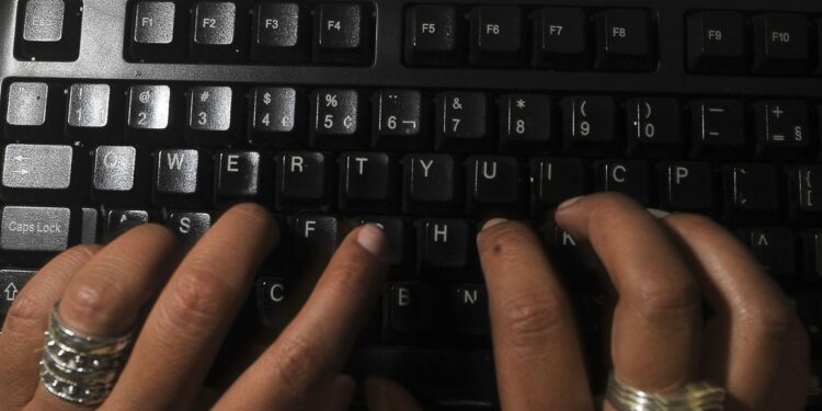 Manual ajuda empresas a atuarem contra fake news
