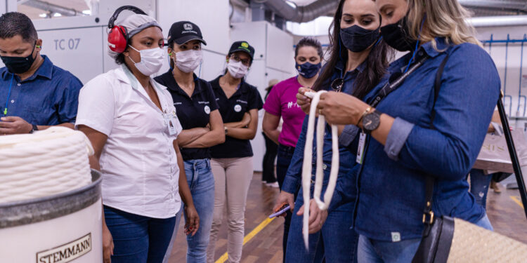 Associação têxtil de SC percorre algodoeiras de MT para conhecer produção