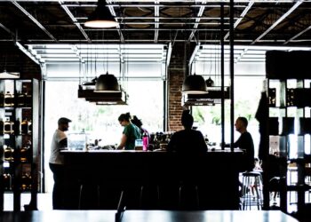 Comerciantes comemoram fim do toque de recolher em MS, mas especialista alerta para risco