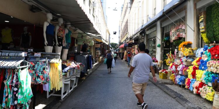 CNC: comércio terá a melhor contratação de temporários desde 2013
