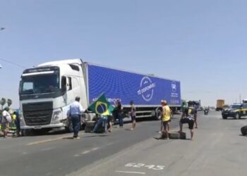 Caminhoneiros fazem manifestações e bloqueiam estradas em 11 estados