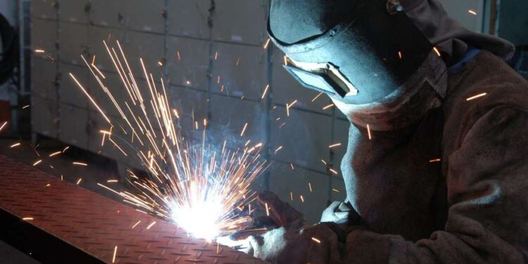 Indústria do Brasil vai de 9ª para 14ª no mundo e cairá mais