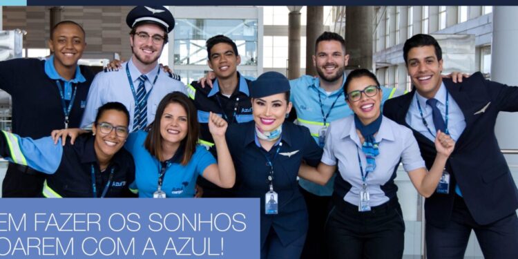 Companhia aérea Azul oferece vagas de emprego em 30 cidades brasileiras