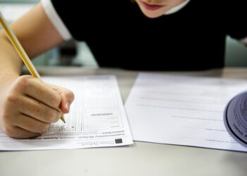 Concursos oferecem mais de 6,8 mil vagas; salários chegam a R$ 32 mil