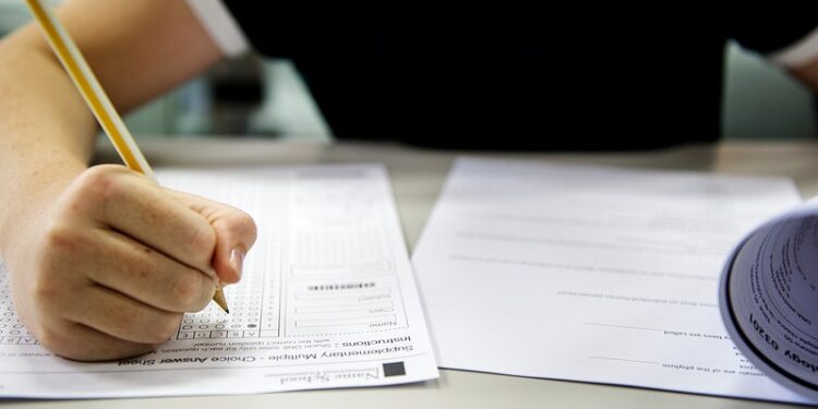 Concursos oferecem mais de 6,8 mil vagas; salários chegam a R$ 32 mil