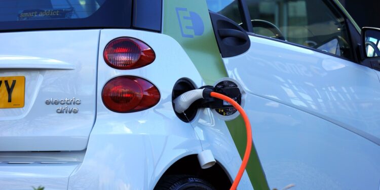 Disputa pelo mercado global de carros elétricos se acirra, mas exclui Brasil