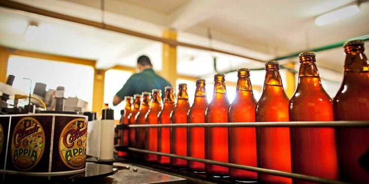 Falta de garrafas pode reduzir opções do consumidor na hora de comprar cerveja