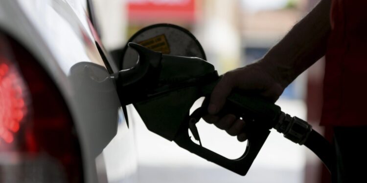 Petrobras eleva preço da gasolina em 7% amanhã (26); litro em Goiânia ultrapassa R$7