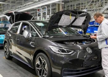 Por competição com a Tesla, Volkswagen pode demitir até 30 mil funcionários