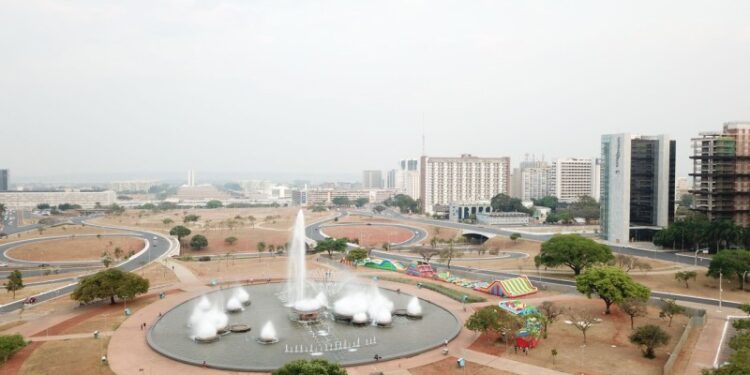 Jump Torre 360: Torre de TV recebe maior parque de infláveis do Brasil