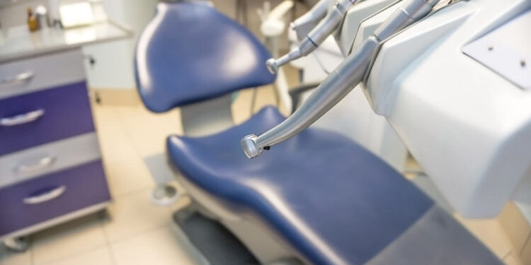 Dentista é condenado a pagar mulher por falha em procedimento de implantes dentários