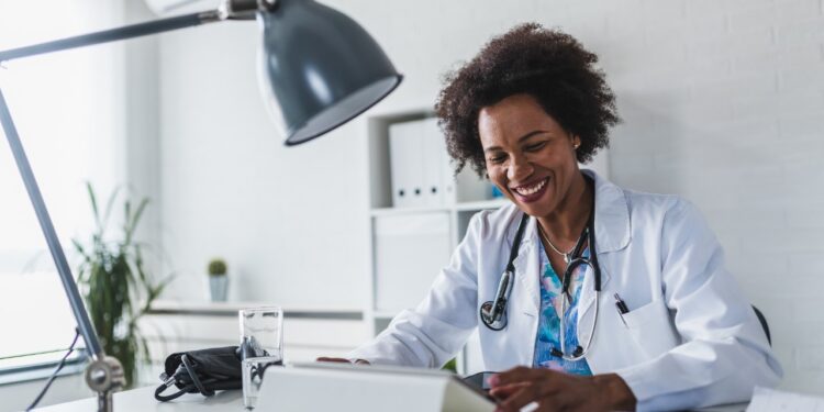 Hapvida abre vagas para médicos na área de telemedicina