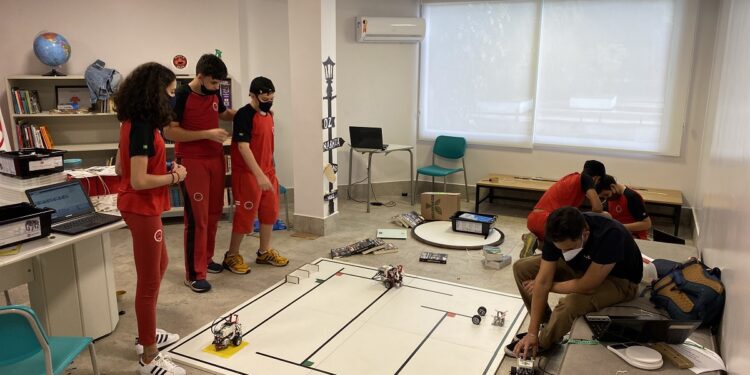 Maple Bear Goiânia representa Goiás no maior torneio de robótica do Brasil